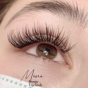 2D volume eyelash extensions applied by Mini Beauty Eyelash in Los Angeles County and Orange County.