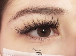 best hybrid wispy eyelash extensions applied by Mini Beauty Eyelash in Los Angeles County and Orange County.